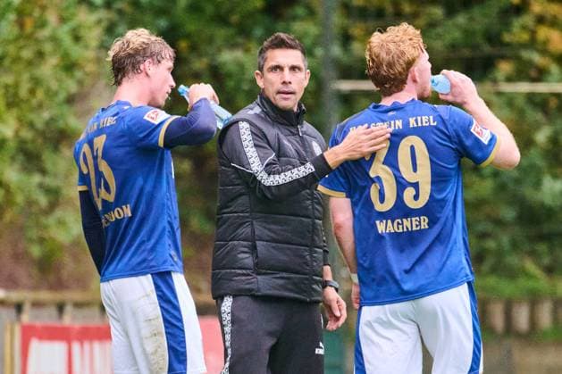 09 10 2025, Football, Men, Test match, Friendly match, Season 2025 2026, Holstein Kiel Aarhus GF Coach Marcel Rapp Kiel with Lasse Rosenboom left and Robert Wagner right Kiel Holstein Stadium, Projensdorf, T Schleswig Holstein Germany
