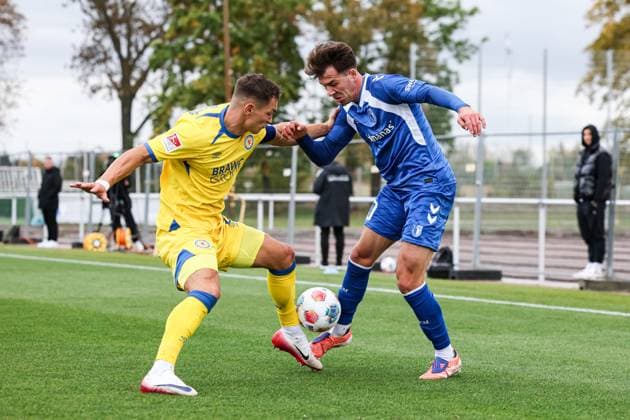 Noah Pesch 1 FC Magdeburg,10 vs Sven Koehler Köhler Eintracht Braunschweig,27 2 Soccer Bundesliga Season 2025 2026 Test match 1 FC Magdeburg vs Eintracht Braunschweig on the training ground at the Avnet Arena Action,Soccer,Man,Men,Germany,09 10 2025