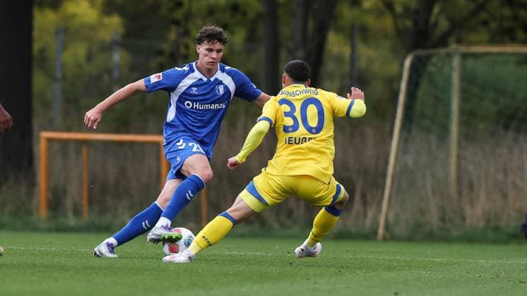 Max Geschwill 1 FC Magdeburg,28 vs Robin Heusser Heußer Eintracht Braunschweig,30 2 Soccer Bundesliga Season 2025 2026 Test match 1 FC Magdeburg vs Eintracht Braunschweig on the training ground at the Avnet Arena Action,Soccer,Man,Men,Germany,09 10 2025