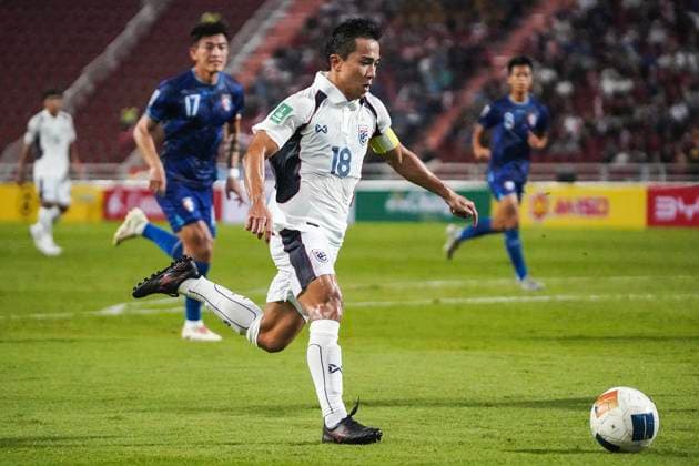 Thailand V Chinese Taipei - AFC Asian Cup 2027 Qualifiers. Chanathip Songkrasin of Thailand competes against Chinese Taipei during the AFC Asian Cup 2027 Qualifiers between Thailand and Chinese Taipei at Rajamangala National Stadium in Bangkok, Thailand, on October 9, 2025. Bangkok Thailand  Copyright: xAnusakxLaowilasx originalFilename:laowilas-notitle251009_np4Fe.jpg