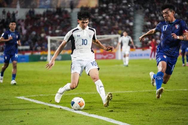 Thailand V Chinese Taipei - AFC Asian Cup 2027 Qualifiers. Benjamin Davis of Thailand competes against a player from Chinese Taipei during the AFC Asian Cup 2027 Qualifiers between Thailand and Chinese Taipei at Rajamangala National Stadium in Bangkok, Thailand, on October 9, 2025. Bangkok Thailand  Copyright: xAnusakxLaowilasx originalFilename:laowilas-notitle251009_npfFy.jpg
