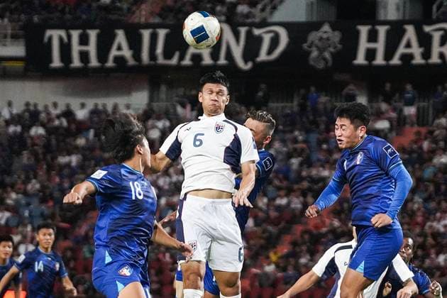Thailand V Chinese Taipei - AFC Asian Cup 2027 Qualifiers. Nattapong Sayriya of Thailand competes against a player from Chinese Taipei during the AFC Asian Cup 2027 Qualifiers between Thailand and Chinese Taipei at Rajamangala National Stadium in Bangkok, Thailand, on October 9, 2025. Bangkok Thailand  Copyright: xAnusakxLaowilasx originalFilename:laowilas-notitle251009_npXBL.jpg