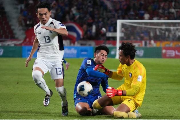 Thailand Vs Chinese Taipei in Bangkok - 09 Oct 2025 Jaroensak Wonggorn 13 of Thailand, Fong Shao-Chi (C) and Huang Chiu-Lin (R) of Chinese Taipei seen in action during the Asian Cup 2027 Qualifiers Group D Match between Thailand and Chinese Taipei at Rajamangala National stadium. Final score; Thailand 2 : 0 Chinese Taipei. Bangkok Thailand Copyright: xPeeraponxBoonyakiatx xSOPAxImagesx THvCHTP-5