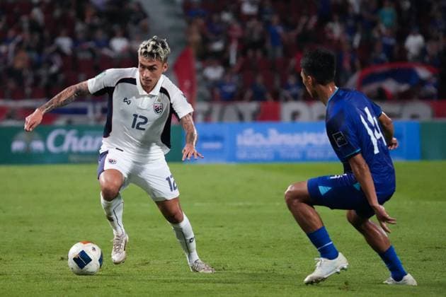 Thailand Vs Chinese Taipei in Bangkok - 09 Oct 2025 Nicholas Mickelson (L) of Thailand and Chen Chao-An (R) of Chinese Taipei seen in action during the Asian Cup 2027 Qualifiers Group D Match between Thailand and Chinese Taipei at Rajamangala National stadium. Final score; Thailand 2 : 0 Chinese Taipei. Bangkok Thailand Copyright: xPeeraponxBoonyakiatx xSOPAxImagesx THvCHTP-7
