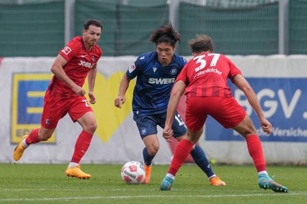 Shio Fukuda Karlsruher SC, 13 in duel with Max Rosenfelder SC Freiburg, 37 , Soccer, Test match, SC Freiburg vs Karlsruher SC, 09 10 2025, Test match, Europa Park Stadion, Freiburg, Germany Freiburg Europa Park Stadion Baden Wuerttemberg Germany Copyright: xArnexAmbergx