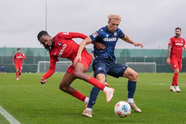 Jordy Makengo SC Freiburg, 33 in duel , Soccer, Test match, SC Freiburg vs Karlsruher SC, 09 10 2025, Test match, Europa Park Stadion, Freiburg, Germany Freiburg Europa Park Stadion Baden Wuerttemberg Germany Copyright: xArnexAmbergx