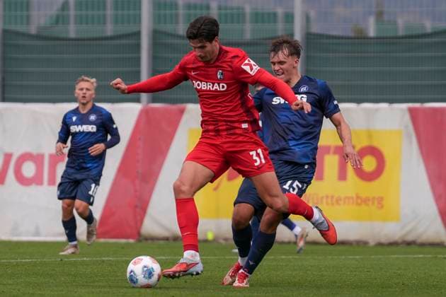 Igor Matanovic SC Freiburg, 31 in duel with Paul Scholl Karlsruher SC, 15 , Soccer, Test match, SC Freiburg vs Karlsruher SC, 09 10 2025, Test match, Europa Park Stadion, Freiburg, Germany Freiburg Europa Park Stadion Baden Wuerttemberg Germany Copyright: xArnexAmbergx