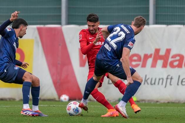 Vincenzo Grifo SC Freiburg, 32 in duel with Christoph Kobald Karlsruher SC, 22 , Soccer, Test match, SC Freiburg vs Karlsruher SC, 09 10 2025, Test match, Europa Park Stadion, Freiburg, Germany Freiburg Europa Park Stadion Baden Wuerttemberg Germany Copyright: xArnexAmbergx