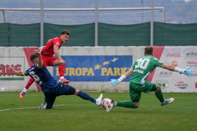 Maximilian Eggestein SC Freiburg, 08 completion, Nicolai Rapp Karlsruher SC, 06 and Robin Himmelmann Karlsruher SC, 30 prevent the goal , Football, Test match, SC Freiburg vs Karlsruher SC, 09 10 2025, Test match, Europa Park Stadion, Freiburg, Germany Freiburg Europa Park Stadion Baden Wuerttemberg Germany Copyright: xArnexAmbergx