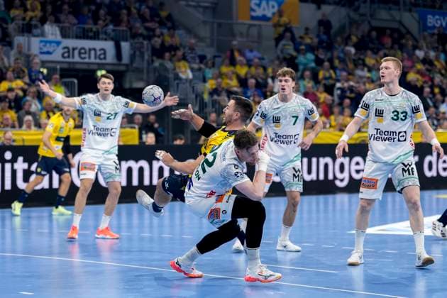 v li Jannik Kohlbacher RNL, 80 , Erik Persson Göppingen, 22 , duel, duel, tackle, tackling, dynamics, action, 09 10 2025, Mannheim Germany , Handball, Bundesliga, Rhein Neckar Löwen Frisch Auf Göppingen xozx