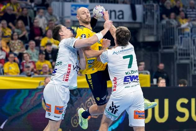 from left Oskar Sunnefeldt Göppingen, 27 , Lukas Sandell RNL, 11 , Victor Klöve Göppingen, 7 , duel, duel, tackle, tackling, dynamics, action, action, 09 10 2025, Mannheim Germany , Handball, Bundesliga, Rhein Neckar Löwen Frisch Auf Göppingen xozx