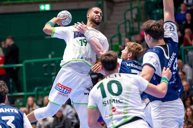 09 10 2025, Handball, HBL, Bergischer HC HSG Wetzlar, Unihalle Wuppertal Philipp Ahouansou HSG Wetzlar 19 throwing on goal North Rhine-Westphalia Germany