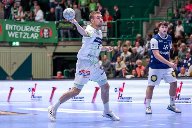 09 10 2025, Handball, HBL, Bergischer HC HSG Wetzlar, Unihalle Wuppertal Dominik Mappes HSG Wetzlar 07 converts the seven-meter penalty North Rhine-Westphalia Germany