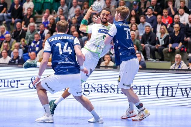 09 10 2025, Handball, HBL, Bergischer HC HSG Wetzlar, Unihalle Wuppertal Philipp Ahouansou HSG Wetzlar 19 in a duel against Gerdas Babarskas BHC 14 and Johannes Wasielewski BHC 77 North Rhine-Westphalia Germany