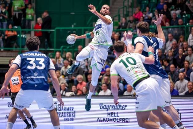 09 10 2025, Handball, HBL, Bergischer HC HSG Wetzlar, Unihalle Wuppertal Philipp Ahouansou HSG Wetzlar 19 throwing on goal North Rhine-Westphalia Germany