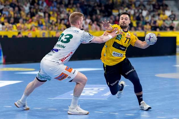 v li Ymir Örn Gislason Göppingen, 33 , Dani Baijens RNL, 77 , duel, duel, tackle, tackling, dynamics, action, action, 09 10 2025, Mannheim Germany , Handball, Bundesliga, Rhein Neckar Löwen Frisch Auf Göppingen xozx