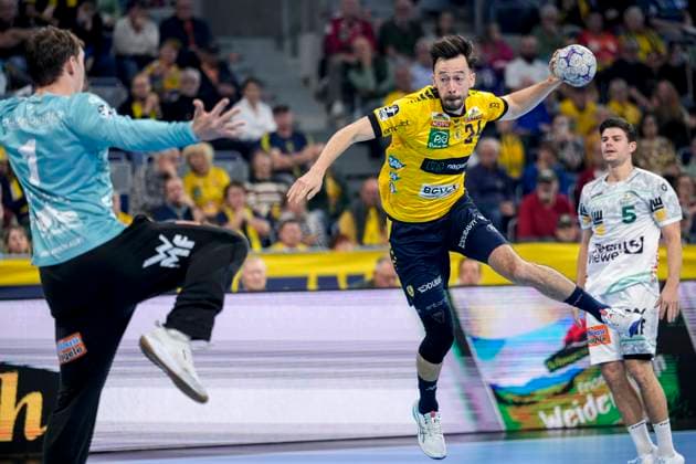 from left Julian Buchele Goalkeeper, Göppingen, 1 , Patrick Groetzki RNL, 24 , Rutger Ten Velde Göppingen, 5 , during jump shot, throw, goal throw, action, action, game scene, 09 10 2025, Mannheim Germany , Handball, Bundesliga, Rhein Neckar Löwen Frisch Auf Göppingen xozx