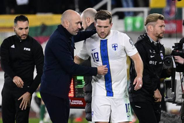 Finland s 19 Benjamin Källman and Danish head coach of Finland, Jacob Friis during the 2026 FIFA World Cup, WM, Weltmeisterschaft, Fussball qualification UEFA Group G football match Finland vs Lithuania in Helsinki, Finland on October 9, 2025. Helsinki Finland LKFTJK20251009203515LTLG  Copyright: xMarkkuxUlanderx LKFTJK20251009203515LTLG