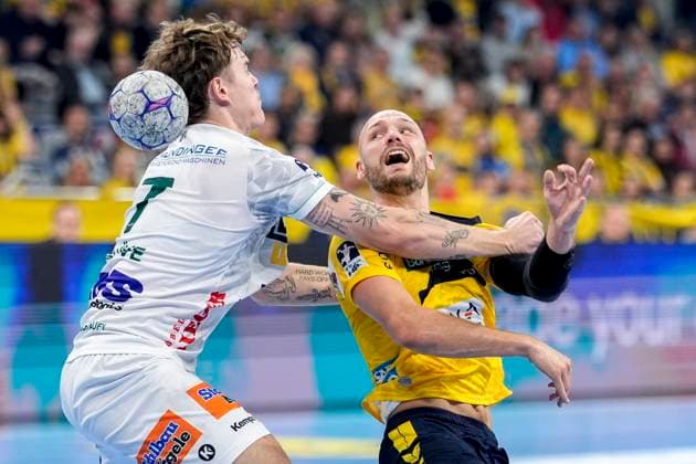 from left Victor Klöve Göppingen, 7 , Lukas Sandell RNL, 11 , duel, duel, tackle, tackling, dynamics, action, action, 09 10 2025, Mannheim Germany , Handball, Bundesliga, Rhein Neckar Löwen Frisch Auf Göppingen xozx