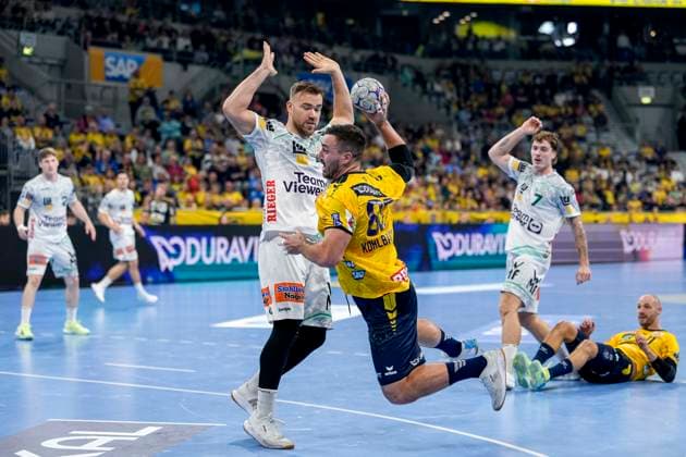 from left Ludvig Jurmala Aström Göppingen, 25 , Jannik Kohlbacher RNL, 80 , Victor Klöve Göppingen, 7 , Lukas Sandell RNL, 11 , on jump shot, throw, goal shot, action, action, game scene, 09 10 2025, Mannheim Germany , Handball, Bundesliga, Rhein Neckar Löwen Frisch Auf Göppingen xozx