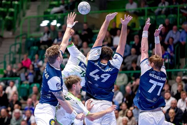 09 10 2025, Handball, HBL, Bergischer HC HSG Wetzlar, Unihalle Wuppertal Gerdas Babarskas BHC 14 Aron Seesing BHC 49 and Johannes Wasielewski BHC 77 defend against Philipp Ahouansou HSG Wetzlar 19 North Rhine-Westphalia Germany