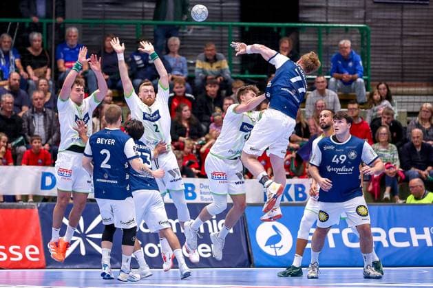 09 10 2025, Handball, HBL, Bergischer HC HSG Wetzlar, Unihalle Wuppertal Johannes Wasielewski BHC 77 converts a throw over the Wetzlar MAuer North Rhine-Westphalia Germany
