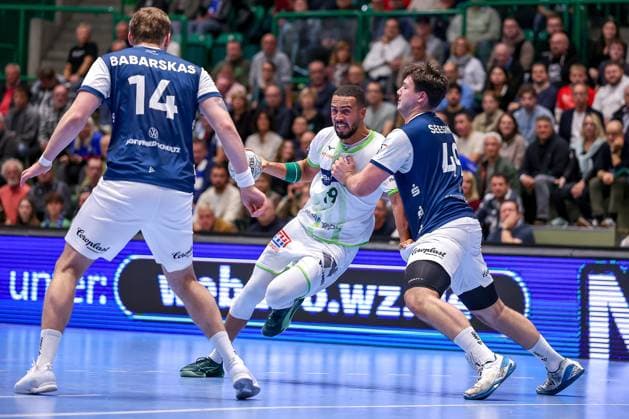 09 10 2025, Handball, HBL, Bergischer HC HSG Wetzlar, Unihalle Wuppertal Philipp Ahouansou HSG Wetzlar 19 in a duel against Aron Seesing BHC 49 Nordrhein Westfalen Germany