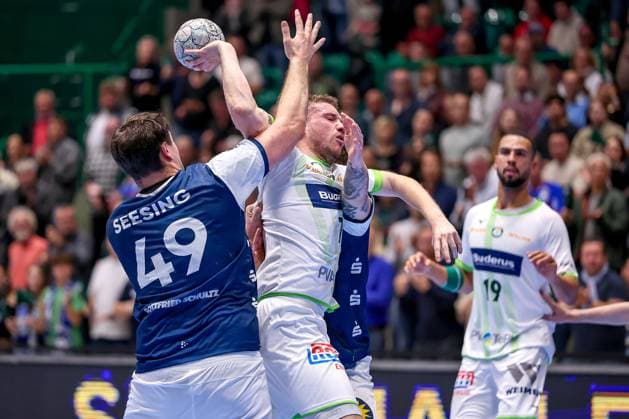 09 10 2025, Handball, HBL, Bergischer HC HSG Wetzlar, Unihalle Wuppertal Dominik Mappes HSG Wetzlar 07 is tied down by Aron Seesing BHC 49 North Rhine-Westphalia Germany