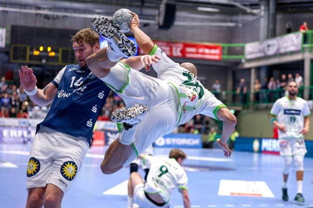 09 10 2025, Handball, HBL, Bergischer HC HSG Wetzlar, Unihalle Wuppertal David Cyrill Akakpo HSG Wetzlar 20 is fouled by Gerdas Babarskas BHC 14 and spins through the air Foul Foul play North Rhine-Westphalia Germany