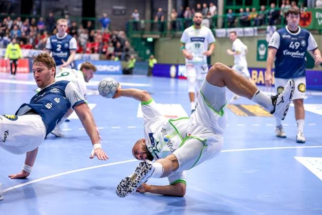 09 10 2025, Handball, HBL, Bergischer HC HSG Wetzlar, Unihalle Wuppertal David Cyrill Akakpo HSG Wetzlar 20 is fouled by Gerdas Babarskas BHC 14 and spins through the air Foul Foul play North Rhine-Westphalia Germany