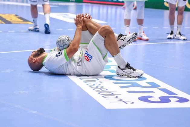 09 10 2025, Handball, HBL, Bergischer HC HSG Wetzlar, Unihalle Wuppertal David Cyrill Akakpo HSG Wetzlar 20 in pain on the pitch after being fouled by Gerdas Babarskas BHC 14 North Rhine-Westphalia Germany