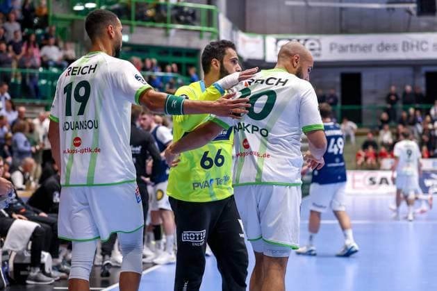 09 10 2025, Handball, HBL, Bergischer HC HSG Wetzlar, Unihalle Wuppertal David Cyrill Akakpo HSG Wetzlar 20 in pain on the pitch after being fouled by Gerdas Babarskas BHC 14 North Rhine-Westphalia Germany