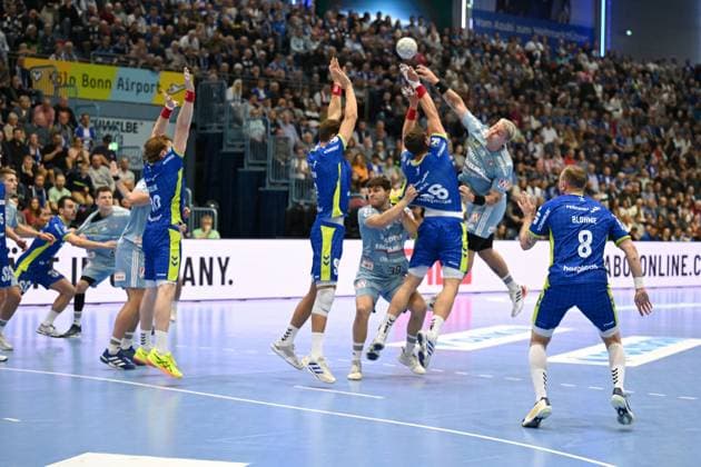 Marek Nissen HC Erlangen 6 tries his luck against the Gummersbach block of Stepan Zeman VfL Gummersbach 66 and Julian Koester VfL Gummersbach 7 GER, VfL Gummersbach vs HC Erlangen, Handball, Daikin 1 Bundesliga, Matchday 8, 2025 2026 season, Schwalbe Arena Gummersbach, 09 10 2025 GER, VfL Gummersbach vs HC Erlangen, Handball, Daikin 1 Bundesliga, Matchday 8, 2025 2026 season, Schwalbe Arena Gummersbach, 09 10 2025 Gummersbach Copyright: xEibner-Pressefoto JuergenxAugstx EP_JAT