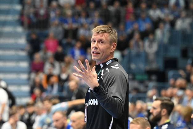 Gudjon Valur Sigurdsson VfL Gummersbach coach shows four fingers with his hand GER, VfL Gummersbach vs HC Erlangen, Handball, Daikin 1 Bundesliga, Matchday 8, Season 2025 2026, Schwalbe Arena Gummersbach, 09 10 2025 GER, VfL Gummersbach vs HC Erlangen, Handball, Daikin 1 Bundesliga, Matchday 8, Season 2025 2026, Schwalbe Arena Gummersbach, 09 10 2025 Gummersbach Copyright: xEibner-Pressefoto JuergenxAugstx EP_JAT