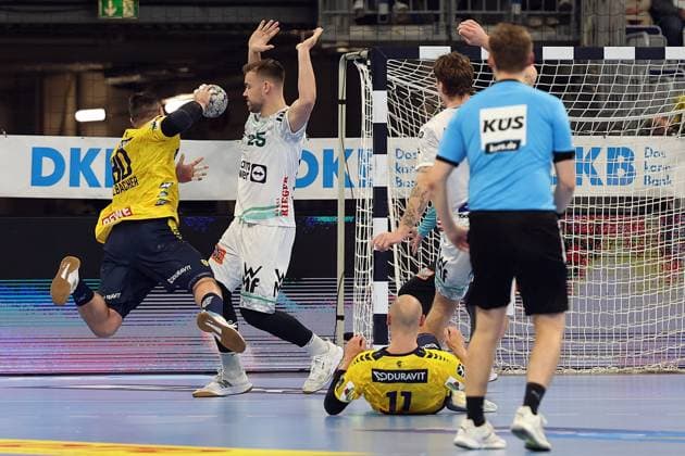 09 10 2025, xrekx, Handball Daikin HBL, Rhein Neckar Loewen Frisch AUF Göppingen v l Jannik Kohlbacher Rhein Necker Loewen Ludvig Jurmala Aström Astroem FRISCH AUF Goeppingen DFL DFB REGULATIONS PROHIBIT ANY USE OF PHOTOGRAPHS as IMAGE SEQUENCES and or QUASI VIDEO Mannheim