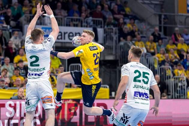 from left Oskar Neudeck Göppingen, 2 , Haukur Thrastarson RNL, 25 , Ludvig Jurmala Aström Göppingen, 25 , on jump shot, throw, goal shot, action, action, game scene, 09 10 2025, Mannheim Germany , Handball, Bundesliga, Rhein Neckar Löwen Frisch Auf Göppingen xozx