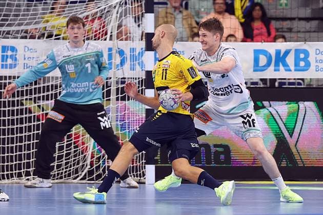09 10 2025, xrekx, Handball Daikin HBL, Rhein Neckar Loewen Frisch AUF Göppingen v l Julian Buchele FRISCH AUF Goeppingen Lukas Sandell Rhein Necker Loewen Oskar Neudeck FRISCH AUF Goeppingen DFL DFB REGULATIONS PROHIBIT ANY USE OF PHOTOGRAPHS as IMAGE SEQUENCES and or QUASI VIDEO Mannheim