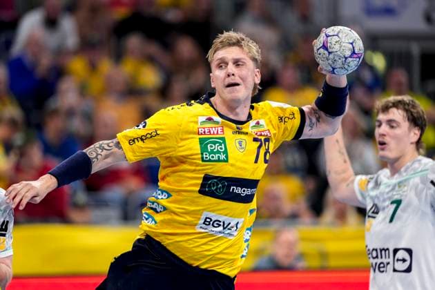 from left Edwin Aspenbäck RNL, 78 , Victor Klöve Göppingen, 7 , Action, Action, Game scene, 09 10 2025, Mannheim Germany , Handball, Bundesliga, Rhein Neckar Löwen Frisch Auf Göppingen xozx