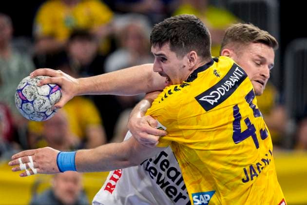 v li Halil Jaganjac RNL, 45 , David Schmidt Göppingen, 77 , duel, duel, tackle, tackling, dynamics, action, action, 09 10 2025, Mannheim Germany , Handball, Bundesliga, Rhein Neckar Löwen Frisch Auf Göppingen xozx