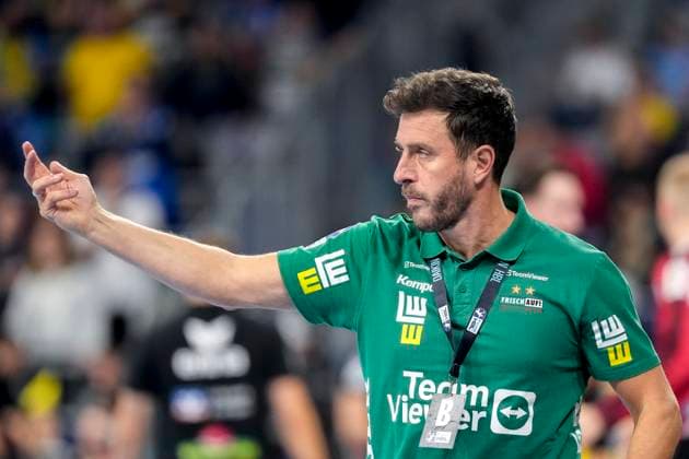 Benjamin Matschke Ben Matschke, coach, head coach, Göppingen , gives instructions, gestures, gesticulates with arms, single picture, single photo, action, action, 09 10 2025, Mannheim Germany , Handball, Bundesliga, Rhein Neckar Löwen Frisch Auf Göppingen xozx