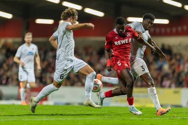 Cologne Cup 2025 09 10 2025 Ragnar Ache 1 FC Köln, 9 between Tobias Eisenhuth Viktoria Köln, 6 and Joel Agyekum Viktoria Köln, 3 at the Cologne Cup 2025 in the match 1 FC Köln vs Viktoria Köln on 09 10 2025 at Südstadion in Cologne Copyright: xBEAUTIFULxSPORTS Meuselx