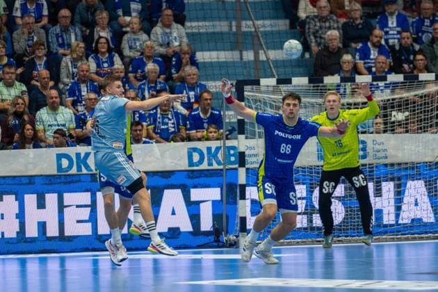 Marek Nissen, Back HC Erlangen 6 , Å tÄpan Zeman, Circle winger, VfL Gummersbach 66 , Bertram Obling, Goalkeeper, VfL Gummersbach 16 , VfL Gummersbach vs HC Erlangen, Daikin Handball Bundesliga, Men , Matchday 8, 09 10 2025 Gummersbach NRW Germany Copyright: xkolbert-press MartinxWdziecznyx