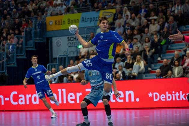 Miro Schluroff, backcourt, VfL Gummersbach 15 , Julian Koester, backcourt, VfL Gummersbach 7 , VfL Gummersbach vs HC Erlangen, Daikin Handball Bundesliga, Men , Matchday 8, 09 10 2025 Gummersbach NRW Germany Copyright: xkolbert-press MartinxWdziecznyx