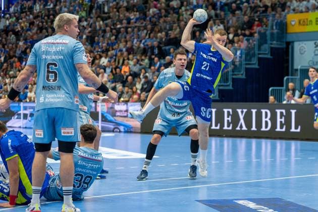 Marek Nissen, backcourt HC Erlangen 6 , Kristjan Horž¾en, wing, VfL Gummersbach 27 , VfL Gummersbach vs HC Erlangen, Daikin Handball Bundesliga, Men , Matchday 8, 09 10 2025 Gummersbach NRW Germany Copyright: xkolbert-press MartinxWdziecznyx