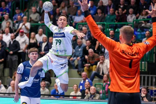 09 10 2025, Handball, HBL, Bergischer HC HSG Wetzlar, Unihalle Wuppertal Ahmed Nafea HSG Wetzlar 79 throws the ball at the goal of goalkeeper Christopher Rudeck BHC 01 North Rhine-Westphalia Germany