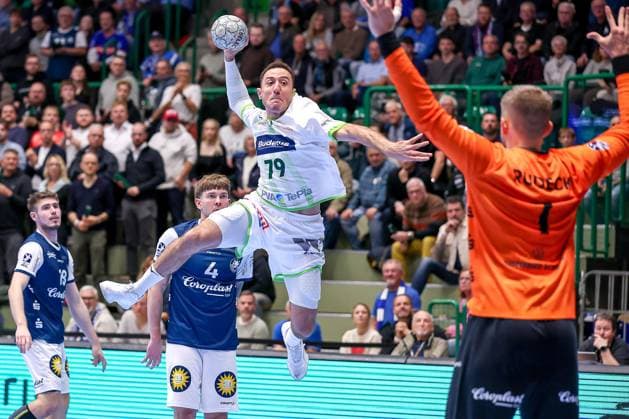 09 10 2025, Handball, HBL, Bergischer HC HSG Wetzlar, Unihalle Wuppertal Ahmed Nafea HSG Wetzlar 79 throws the ball at the goal of goalkeeper Christopher Rudeck BHC 01 North Rhine-Westphalia Germany