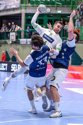 09 10 2025, Handball, HBL, Bergischer HC HSG Wetzlar, Unihalle Wuppertal Dominik Mappes HSG Wetzlar 07 in a duel against Eloy Morante Maldonado BHC 33 North Rhine-Westphalia Germany
