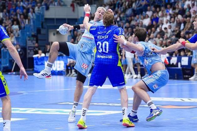 09 10 2025, xydrx, Handball, 1 HBL, VFL Gummersbach HC Erlangen, Schwalbe Arena Marek Nissen HC Erlangen 6 in duel against Tom Kiesler VFL Gummersbach 30 Nordrhein Westfahlen Germany