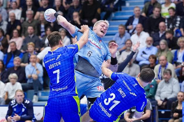 09 10 2025, xydrx, Handball, 1 HBL, VFL Gummersbach HC Erlangen, Schwalbe Arena Marek Nissen HC Erlangen 6 in duel against Julian Koester VFL Gummersbach 7 and Kay Smits VFL Gummersbach 31 North Rhine-Westphalia Germany