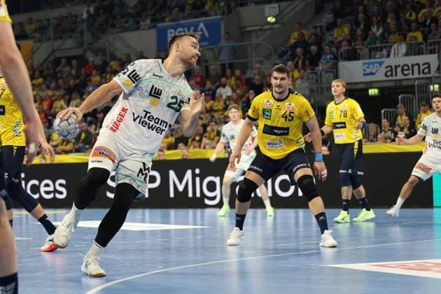09 10 2025, xrekx, Handball Daikin HBL, Rhein Neckar Loewen Frisch AUF Göppingen v l Ludvig Jurmala Aström Astroem FRISCH AUF Goeppingen Halil Jaganjac Rhein Necker Loewen DFL DFB REGULATIONS PROHIBIT ANY USE OF PHOTOGRAPHS as IMAGE SEQUENCES and or QUASI VIDEO Mannheim